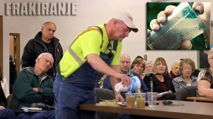 Američki poljoprivrednik stručnjacima ponudio da popiju vodu zagađenu lomljenjem škriljevca (VIDEO)
