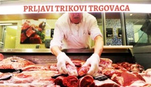 PRLJAVI TRIKOVI: Evo što sve rade trgovci u mesnicama da bi nam podvalili pokvareno meso koje se u stvari baca!