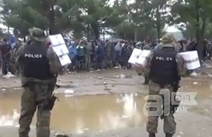 PROVOKACIJA ILI RAT CIVILIZACIJA? Sirijski migranti u Makedoniji odbijaju pomoć Crvenog križa zbog – križa?! (VIDEO)