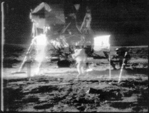 NASA slučajno razotkrila samu sebe – slijetanje na Mjesec je bilo lažirano – VIDEO