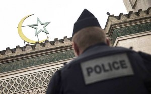DZAMIJA-ISLAM-FRANCUSKA-POLICIJA IZVANREDNE MJERE: Francuzi ukidaju radikalne džamije koje šire mržnju