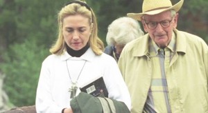 OVA FOTKA JE ZAPALILA SVIJET: Hillary Clinton i Rockefeller razgovaraju! Pažnju je izazvala knjiga koju Hillary drži u ruci! (FOTO)