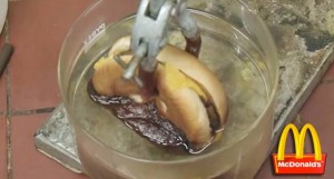 OVO MORATE POGLEDATI: Što se događa kada uronite McDonaldsov hamburger u želučanu kiselinu!?