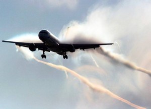 TROVAČ UHVAĆEN NA VIDEU: Pilot zaboravio isključiti špricanje Chemtrailsa dok je slijetao! Slijede tužbe građana