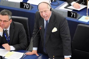 Britanski političar u Europskom parlamentu: ‘Bankarski sustav je najveća prijevara i pljačka u povijesti!’ (VIDEO)