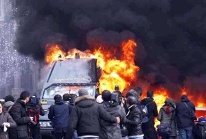 DEMONSTRACIJE U ITALIJI: Anti NATO Skup Zapalio Državu! Čelnici Opozicije: “Dosta Je!”