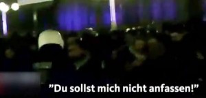 DOKAZ DA JE SILOVANJE LEGALNO: Nova video snimka seksualnih napada u Kölnu. POLICAJAC ‘Ne možemo im ništa…’