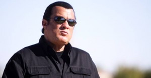 STEVEN SEAGAL: Mislim da su mnoge masovne pucnjave ‘konstruirane’ od strane Vlade (VIDEO)