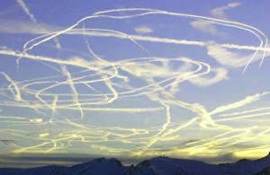 ISTINU O CHEMTRAILSIMA otkrivaju piloti i znanstvenici: ‘Ne zavaravajte se, contrailsi traju minutu, a chemtrailsi…!’ (VIDEO)