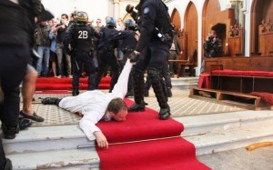 francuska-crkva-policija NEVIĐEN NAPAD NA KRŠĆANE U FRANCUSKOJ: Policija vjernike grubo izbacila usred mise (VIDEO)