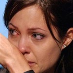 angelina-jol-oko Angelina Jolie razotkriva hollywoodske rituale Iluminata u videu koji je nedavno objavljen