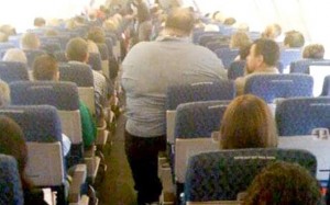 debeli-covjek-avion Američka aviokompanija dobila pravo vagati debele putnike da bi se onemogućilo rušenje aviona