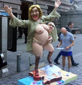 hillary-statua Statua gole Hillary Clinton s krvavim kopitima izazvala nered među građanima New Yorka! (VIDEO)