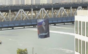 Stanovnici New Yorka zaprepašteni: Netko je postavio ogroman PUTINOV plakat nasred Manhattana! (VIDEO)