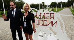 IPAK IMA NEŠTO U GLAVI: Pamela Anderson se zaljubila u Rusiju