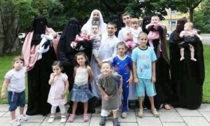 POSAO STOLJEĆA: Sirijac s četiri žene i 23 djece u Njemačkoj mjesečno prima oko 30 tisuća eura socijalne pomoći!!!