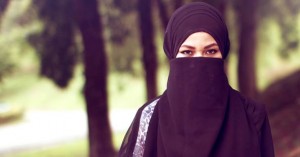 POVRATAK U KAMENO DOBA: MUSLIMANI ZABRANILI ŽENAMA ULAZAK U FRANCUSKE KAFIĆE (VIDEO)