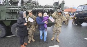 STIGLI ‘SPASITELJI’: Sretni Poljaci se slikaju sa američkim i NATO vojnicima, a ne razumiju da će oni biti prvi na udaru (VIDEO)