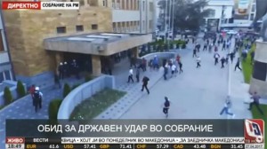 KAOS U MAKEDONIJI: Građanima prekipilo! Ušli u parlament i namlatili političare, neke drže kao taoce, Zaev sav krvav (VIDEO)