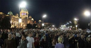 BEOGRAD U KAOSU – POČELE MASOVNE STUDENTSKE DEMONSTRACIJE ZBOG IZBORA: ‘Vučiću pokrao si izbore’, pristižu studenti iz unutrašnjosti (VIDEO)