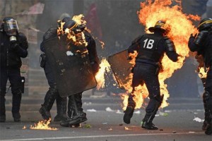 GORE POLICAJCI U PARIZU NA 1. MAJ! Marine Le Pen: To je nedopustivo! (VIDEO)