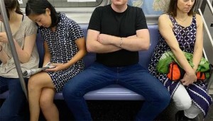 Širenje nogu bi vas moglo koštati 75 dolara dok se vozite u metrou