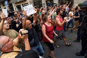 spanjolska-prosvjed U Barceloni dan nakon napada krenuli prosvjedi ‘protiv islamizacije Europe’ – ‘Španjolska je kršćanska, a ne muslimanska’ (VIDEO)