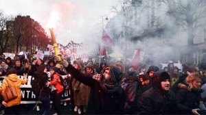 TISUĆE GRAĐANA ZAUZELO ULICE PARIZA PROSVJEDUJUĆI PROTIV ROTHSCHILDOVOG BANKARA: ‘Macrone, podnesi ostavku! Nećemo ti dopustiti da isprazniš džepove siromašnima kako bi nahranio bogate!’