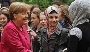 nerkel-rukovanje Angela Merkel će u Njemačkoj od islamskih festivala napraviti državne praznike