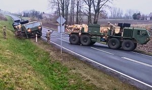 SVJETSKA VOJNA VELESILA U PROBLEMIMA: Konvoj američke vojske u Poljskoj zapeo u blatu, tražeći mještane za pomoć (VIDEO)