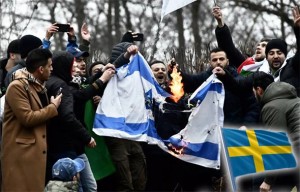 Pogledajte: Stotine ljudi na prosvjedu u Švedskoj pjevalo ‘Želimo nazad našu slobodu i upucat ćemo Židove’ (VIDEO)