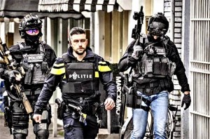 Nizozemska policija će od sada ‘svlačiti’ građane koji nose skupu odjeću: ‘Oni izgledaju previše siromašni da bi to nosili’
