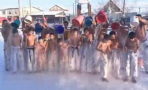 Djeca u Rusiji pokazala što misle o zabrinutosti Leonarda DiCaprija o globalnom zatopljenju, zalijevajući se vodom na -30 stupnjeva (VIDEO)