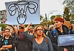 POLJSKA NA NOGAMA, TISUĆE LJUDI NA ULICAMA ZBOG NOVOG ZAKONA: Poljakinje će 5 godina u zatvor ako naprave abortus