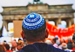 Njemačka upozorila Židove da ne nose Kipe (kapice) jer one ‘izazivaju’ imigrante
