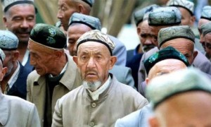 ZAŠTO U KINI NEMA TOLIKO ISLAMA? Kina prisiljava muslimane da jedu svinjetinu i piju alkohol u ‘obrazovnim kampovima’