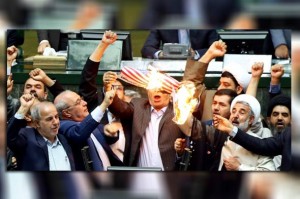 NAKON IZLASKA TRUMPA IZ NUKLEARNOG SPORAZUMA: U iranskom parlamentu zapaljena američka zastava – svi su uzvikivali ‘SMRT AMERICI!’