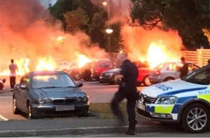 ŠVEDSKA GORI! Maskirane bande u nekoliko gradova kordiniranim akcijama zapalile desetke automobila i bacale kamenje na policiju