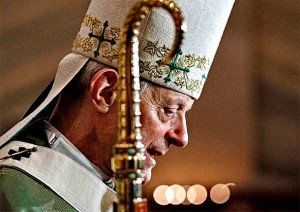 VJERNICI GA U CRKVI SKORO RAZAPELI: Skandal na misi, kardinal koji je prikrivao pedofile pričao o seksualnim skandalima u Crkvi