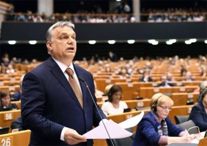 VIKTOR ORBAN U SREDIŠTU EU PARLAMENTA PORUČIO: ‘Vi nas osuđujete jer nismo nacija ilegalnih imigranata’ (VIDEO)