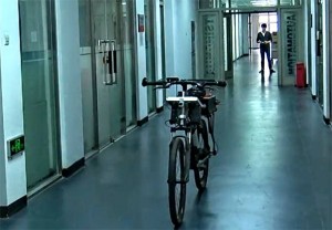 Studenti iz Pekinga izumili samovozeći bicikl koji ne treba vozača (VIDEO)