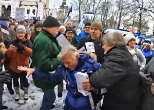 SPORAZUM O MIGRACIJI: Estonski zastupnik EU parlamenta dobio batina od anti-imigrantskih prosvjednika u gradu Talinu (VIDEO)