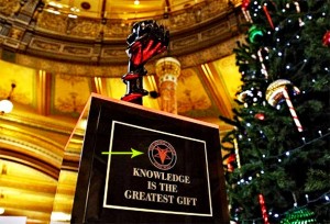 ‘Dovedite Sotonu u Springfield!’ Sotonički božićni spomenik podignut u državnoj vijećnici američke savezne države Ilinois