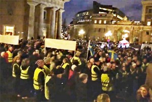 ‘DOSTA NAM JE!’: Švedski ‘žuti prsluci’ se ujedinili u protestu protiv Globalnog sporazuma o migraciji Ujedinjenih naroda i političke elite