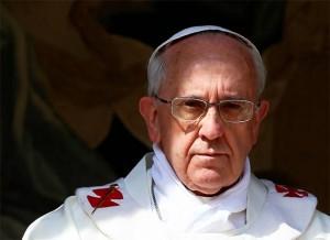 Papa se obrušio na licemjerne kršćane: Radije živite kao ateisti, nego da idete u Crkvu svaki dan i ‘ližete oltare’