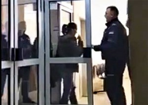 Osumnjičena majka šestero djece iz Loznice u Srbiji osuđena na 30 dana zatvora jer nije platila kaznu za necijepljenje (VIDEO)