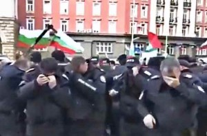 POGLEDAJTE: Bugarski policajci koristili suzavac protiv prosvjednika… ali vjetar se preokrenuo i vratio im to sve u lice