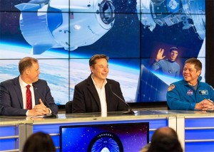 KOMPANIJA MU PROPADA, ALI ON IDE PREMA ZVIJEZDAMA: Muskova ‘SpaceX’ kapsula za ljudsku posadu pristala na Međunarodnu svemirsku postaju