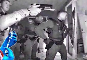 NOVA RAZINA TOTALITARIZMA U AMERICI: Naoružani policajci razbili vrata, upali u dom i roditeljima uzeli necijepljeno dijete