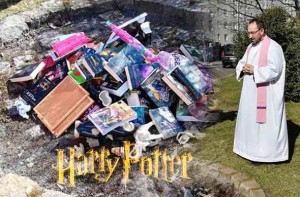 Katolički svećenici u Poljskoj pred djecom spaljivali knjige o Harryju Potteru! Da li su vještice sljedeće?
